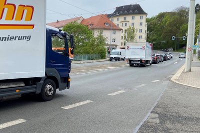 An der Kreuzung Richtung Neundorf in Plauen rauscht der Verkehr. Oft versperre auch Stau von der Ampelkreuzung die Sicht für Abbiegende aus der Neupertstraße, sagt Thoß.