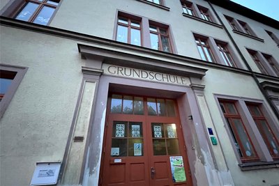 Das Konsoliderungskonzept empfiehlt die Schließung der Grundschule Mylau. 18.000 Euro pro Jahr ließen sich damit sparen.