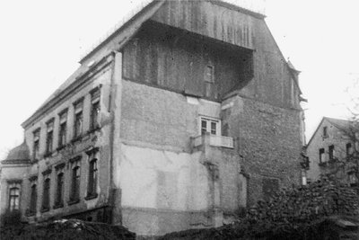 Dieses Foto zeigt die Ausmaße des Bombenschadens. 