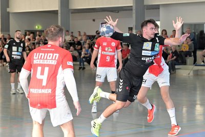 Miroslav Jahn (am Ball) war mit seinem Wurf aus dem Rückraum am Ende der Matchwinner.