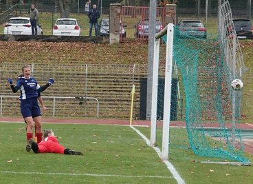 Und drin ist das Ding: Kristin Richter bejubelt ihr Tor zum 2:0 für Zwickau. Am Ende konnten die DFC-Kapitänin und ihre Mitspielerinnen auch mit dem 3:3-Endstand sehr gut leben. 