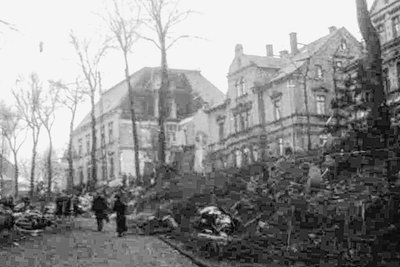 Die Kaiserliche Post nach dem Bombenangriff 1945 von der Alten Staatsstraße aus gesehen. 