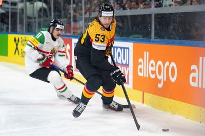 NHL-Star Moritz Seider (r) spricht nach dem drohenden deutschen Vorrunden-Aus Klartext.