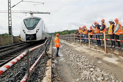 Auf der Brücke gab es ein nicht alltägliches Erlebnis: Während den Besichtigungen rollten die Züge an den Besuchern vorbei. 