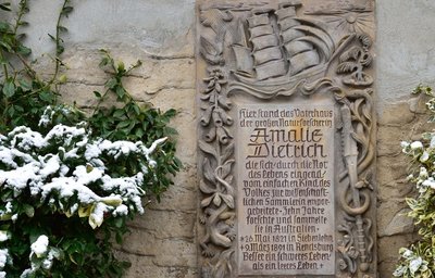  Eine Tafel in der Niederstadt zeigt, wo das Vaterhaus von Amalie Dietrich stand. 