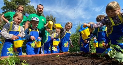 Mit Hilfe der Edeka-Stiftung bepflanzten Kinder im Striegistaler Spatzennest ein Gemüsebeet. Hinten Delia Plangg und Steve Wehner. 