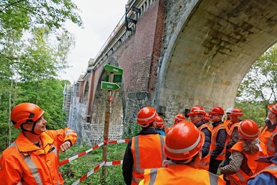 Anlagenverantwortlicher Markus Fischer von der Deutschen Bahn (links) informierte die Besuchern über den Zustand des imposanten Bauwerks.