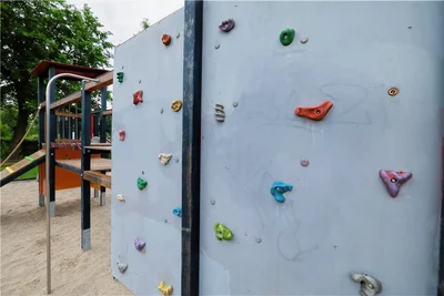 Für die Reinigung der Kletterwand am Donnerstagvormittag haben die Bauhofmitarbeiter viel Zeit gebraucht.