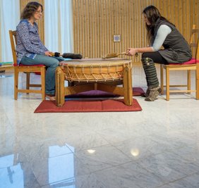  Schweige-Trommlerin Lilli Vostry (links) mit Seminarleiterin Corynna Kilian in Schmiedeberg. 