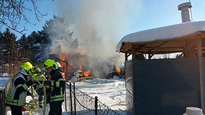 Ein Gartenhaus im Chemnitzer Stadtteil Bernsdorf ist am Sonntag komplett niedergebrannt