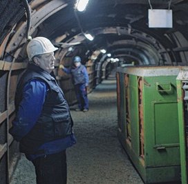 Szene aus dem Dokumentarfilm "Stollen" - im Bild Frank Weißflog, Vorsitzender des Vereins Besucherbergwerk Pöhla. 