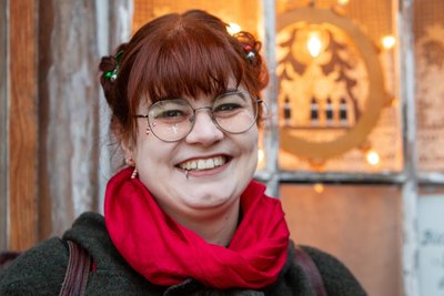 Besucherin Julia Ziener lebt das Weihnachtsgefühl. Mit Zuckerstangen und Sternchen auf den Wangen flanierte sie über die Adventsmeile.