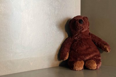 Der Bär darf noch bis zum Osterfest bleiben.