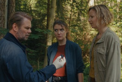 Lara Mandoki (Mitte) als Kommissarin Karina Szabo, Teresa Weißbach als Försterin Saskia Bergelt und Kai Scheve als Kommissar Robert Winkler in der zuletzt ausgestrahlten „Erzgebirgskrimi“-Episode „Mordholz“.