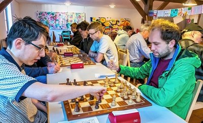 Der Blumenauer Felix Bräuer (links) musste sich am Sonntag an Brett 1 dem Heidenauer Justus Zimm geschlagen geben. 