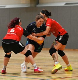 Vanessa Kaiser (M.) vom TSV Penig erzielte gegen die HSG Sachsenring am Samstag vier Treffer. Zum Sieg reichte es für ihre Mannschaft nicht ganz, da die Gäste zum Schluss noch zum Ausgleich kamen. 