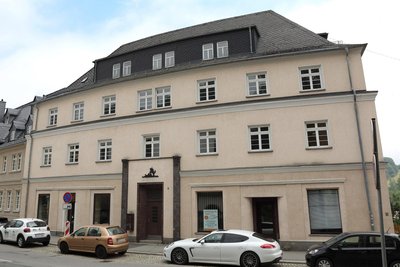 Um dieses Haus an der Erlaer Straße in Schwarzenberg geht es. Momentan ist es hinter Gerüst und Planen versteckt.