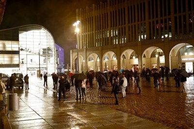 Etwa 50 Menschen haben am Freitagabend in Chemnitz für das Stattfinden des Weihnachtsmarktes und gegen die geltenden Coronaregeln demonstriert.