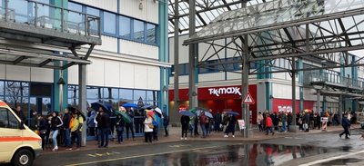 Eine lange Schlange mit Impfwilligen wartete vorigen Freitag im Chemnitz-Center auf den Piks. Dort könnte künftig ständig geimpft werden. 