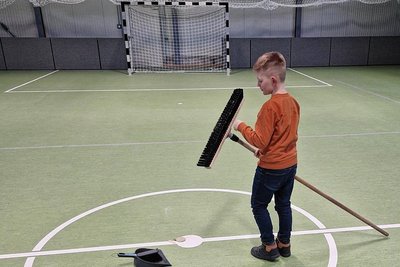 Auch die jüngsten Vereinssportler, im Bild Lenny Hiemann, haben mit angepackt, um die neue Trainingshalle vom Bauschmutz zu befreien. 