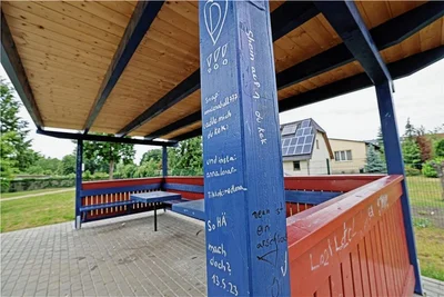 Auch die Säulen der überdachten Sitzecke wurden vollgekritzelt. Die Stadt betont: Solche Schmierereien sind eine Sachbeschädigung.