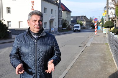 Bürgermeister Uwe Weinert hofft, dass an der Oberen Hauptstraße in Hartmannsdorf der grundhafte Ausbau im Frühjahr 2025 starten kann. Geld dafür ist im Haushaltsentwurf vorgesehen.