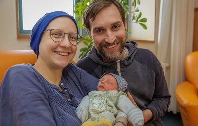 Theresa und Johannes Stehr mit ihrem kleinen Ludwig Benedikt. Er ist 48 Zentimeter groß und bringt 2360 Gramm auf die Waage. 