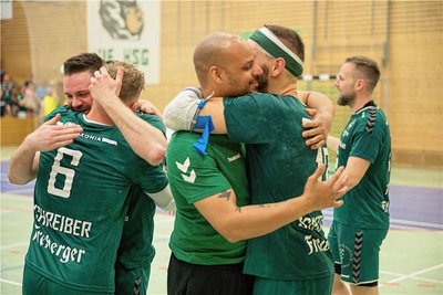 Nach einer schwierigen Saison hatten die Oberliga-Handballer der HSG Freiberg Ende Mai den Klassenerhalt bejubelt. Ihr 14. Spielzeit in Liga 4 gehen sie erneut unter einem neuen Trainer an. Foto: Marcel Schlenkrich