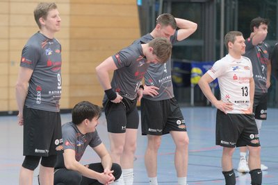 Nach dem letzten Ballwechsel waren Rick Zimmermann (Nummer 13) und seinen Zschopauer Teamkollegen die riesige Enttäuschung deutlich anzumerken.