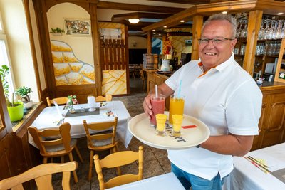 Swen Sachse serviert im 55 Plätze umfassenden Restaurant.