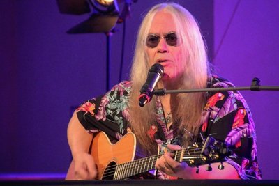 Sein einziges Solokonzert 2021 in Deutschland bestritt der US-amerikanische Musiker Tony Carey am Samstag im ausverkauften Bürgersaal von Oederan.
