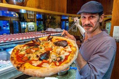 Stefano Montedoro ist vierfacher Pizzaweltmeister und serviert die typisch italienische Pizza Frutti di Mare.