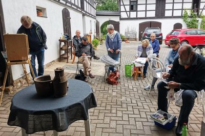 Die Mitglieder des „FreundesKreisesKunst“ treffen sich zu regelmäßig zu Workshops in Langenhessen.