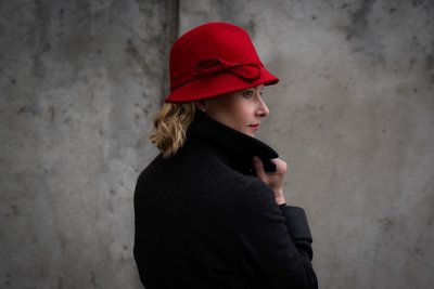 Trägt auch mal Hut und besucht vielleicht das Hutfestival in Chemnitz: Teresa Weißbach.