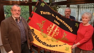 Klaus Kischkewitz (Mitte), Manfred Irmscher und Ellen Viehweger präsentieren die Vereinsfahne. 