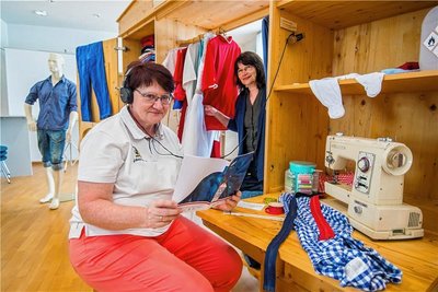 Im Schatzhaus Eibenstock ist eine Wanderausstellung unter dem Titel „Auf Tuchfühlung“ zu sehen. Museumsleiterin Antina Richter und Birgit Mädler vom Eine-Welt-Verein haben dabei zusammengearbeitet, sie nach Eibenstock zu holen.