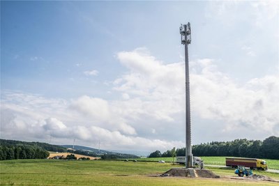 Der neue Funkturm an der B 174 bei Großolbersdorf.