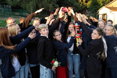 Die Klasse 8c feiert sich, das Ticket und ihr Nussknacker-Maskottchen.