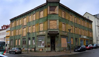 Das Haus Humboldtstraße 1 in Frankenberg ist jetzt gesichert, bleibt aber ein Sanierungsfall. 