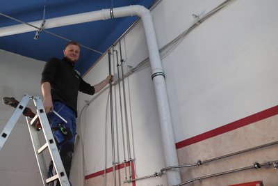 Anlagenmechaniker Ruben Peuckert von der GWS Gebäudetechnik aus Grünhain-Beierfeld installiert die Trinkwasserleitungen.
