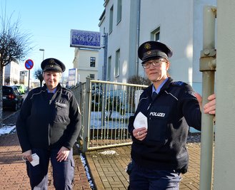 Polizeihauptmeisterin Katrin Michel (rechts) ist seit 1994 bei der Polizei in der Prävention tätig. Polizeihauptmeisterin Peggy Schröder-Bischoff ist seit 1991 im Dienst, jetzt als Bürgerpolizistin hier in Frankenberg.