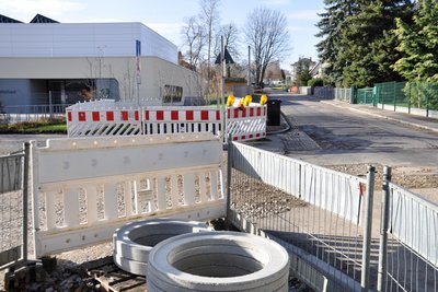 Derzeit wird die Carl-Kirchhof-Straße an der Sporthalle erneuert, der Teil bis zur Scholl-Straße soll folgen.