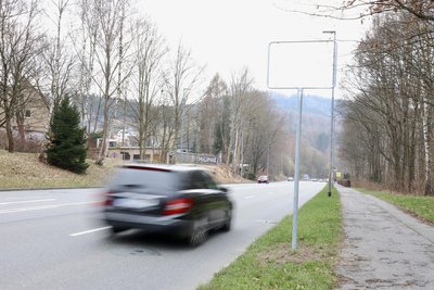 Nur ein leerer Rahmen: Das Ortseingangsschild an der Bundesstraße 169 in Bad Schlema ist entwendet worden. Eine Ersatztafel ist mittlerweile installiert.