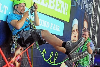 Philipp Cieslak vom Sächs'schen Maunt'nverein Freiberg ließ sich von der Bühnendecke abseilen.