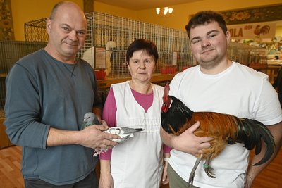 Züchter in Eichigt: Ronny Krauß (links) ist der Enkel von Christian Krauß, der einer der Gründungsväter des Vereins war, Gisela Krauß, die Frau von dessen Sohn Siegfried, und Urenkel Pascal Krauß.
