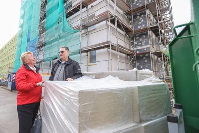 Ines Godermajer und Henri Blanke von der WCW vor der Baustelle an der Irkutsker Straße 161. Die Außendämmung ist 24 Zentimeter dick.