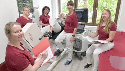 Tina Hagen (mittig am Monitor), hier mit ihrem Team und Patientin Heidi Lengsfeld, hat am Wernerplatz ihre neue Praxis eröffnet. Die Nähe zum Busbahnhof sieht sie als großen Vorteil für Patienten. 