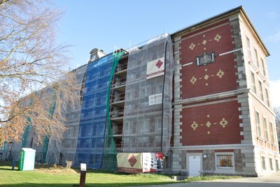 200.000 Euro will die Gemeinde aufwenden um 2025 die Sanierung der Fassade des Schulgebäudes fortzusetzen.