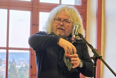 Architekt Christian Hofmann stellte zur Mitgliederversammlung des Fördervereins der Stadtkirche Oelsnitz die Sanierungsmaßnahmen für die beiden Türme der Jakobikirche vor.