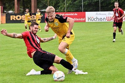 Plauens Lenny Plank (gelbes Trikot) scheute nach seiner Einwechslung keinen Zweikampf.